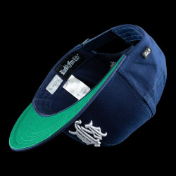 Casquette snapback visière plate et logo brodé Compton